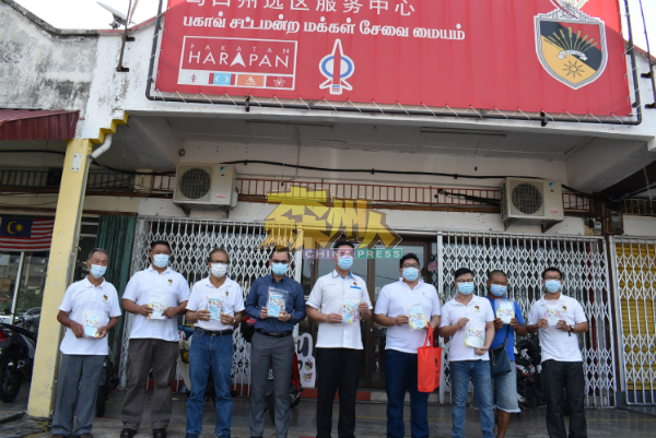 张聒翔(中)与众人在马口服务中心准备出发各茶室派发中秋抗疫礼包给民众,左起林明杰、罗子伟、叶运华、邱惠进,右起古立春、李立轩、林连杰以及郑洧腾。