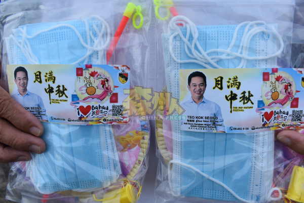 张聒翔派发 1000 份中秋抗疫礼包,祝福选民们健健康康度过中秋节。