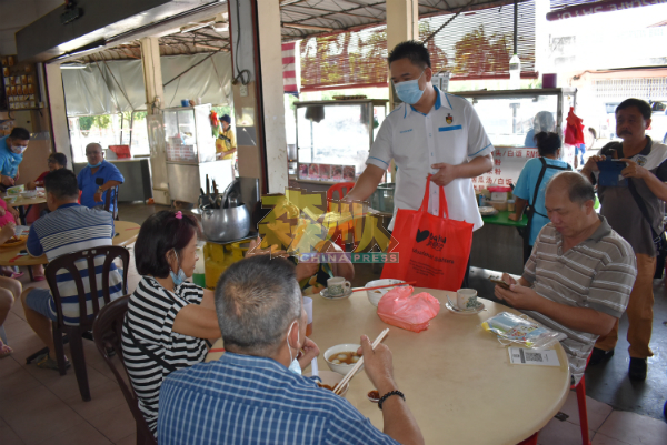 今年没有大型中秋晚会,但民众获得礼包后依然欣喜万分。