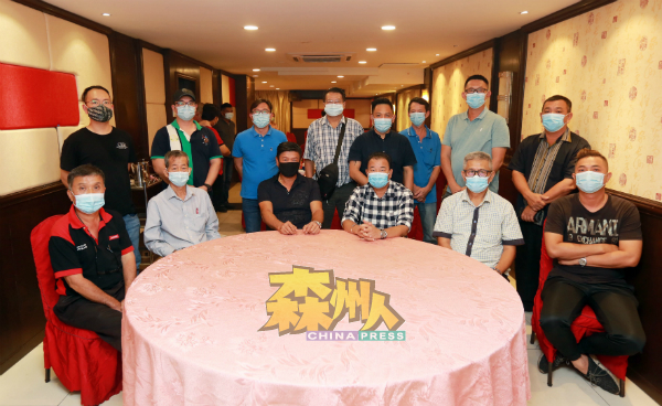 森甲汽车修理厂商公会呼吁会员配合总会步伐,共同抵制某保险公司,退还授权批准函;前排左起刘国荣、叶华、马兆基、叶观良、曹荣兴、王国华。