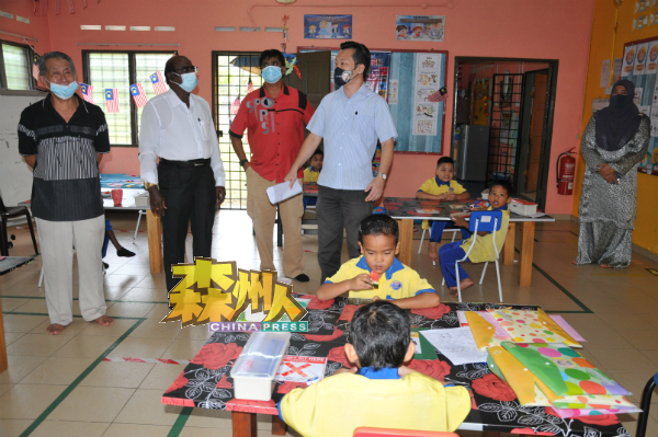 谢琪清(站者右)成功为民众会堂争取2万令吉拨款进行提升,站者左起为哈尼巴、P古拿及苏塔卡仁。