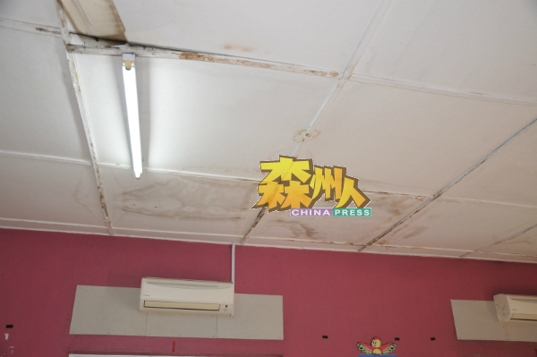 民众会堂屋顶已陈旧,经常出现漏水情况。