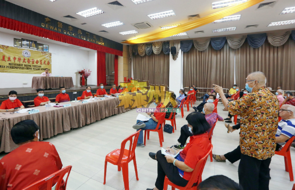 陈国祥(右)针对爱心洗肾中心、森州集中养猪区及森华青承办芭蕾新村选村长事宜向森华堂理事作出提问。