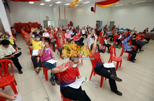 出席森华堂会员大会的会员,举手通过18项提案。