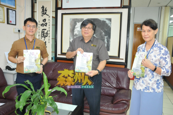 蔡亲炀（中）呼吁有意将孩子送往芙中就读的家长尽早为孩子报名；左是李嘉诚，右是李淑梅。