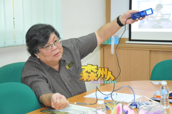 蔡亲炀展示校方为学生提供的温度计实验器材。