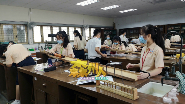 芙中引入信息化实验器材，让学生通过器材进一步接触处理数据。