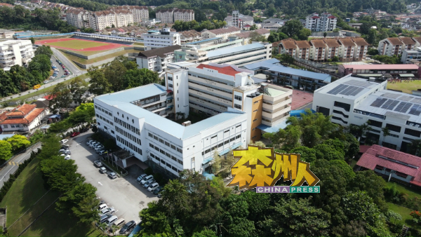 学生以无人机拍摄下芙中全景。