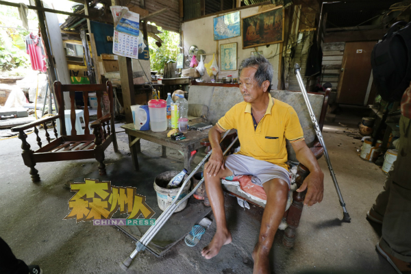 钟亚福在工作中被倒塌的围墙压伤左脚后,行动不便无法工作,希望通过社会援助医治脚伤,尽快恢复工作。