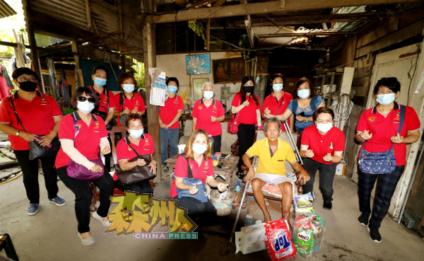 森美兰同善福利协会到访拉杭格吉木屋,为钟亚福送上粮食品及日用品,站者右3为陈云栏。