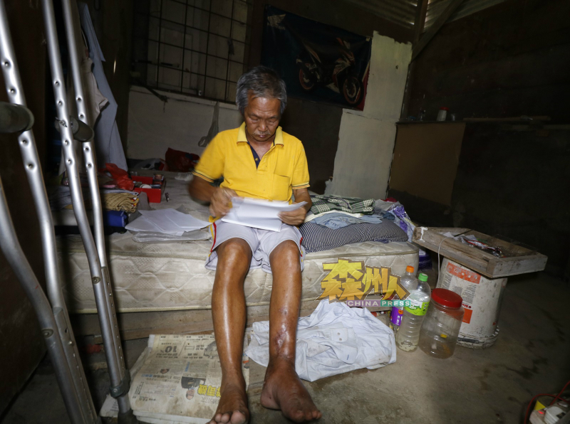 单身的钟亚福是木屋的其中一户租客,幸获地主体恤,暂时不用付租金。