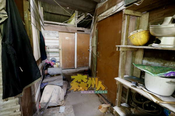 同一间木屋住有4户人家,每间房门的背后,有着各自的际遇故事。