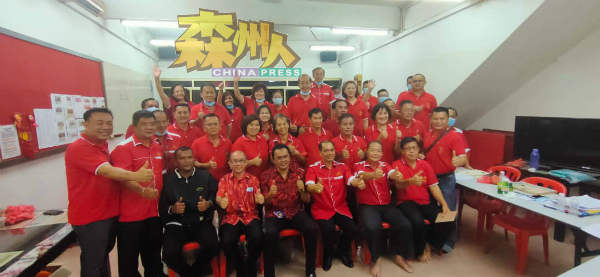 马口金兰福利协会召开2020年度第九届常年会员大会。出席者一起大合照。