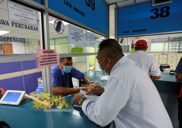 民众前往柜台购买拍卖活动的标书,每份标书售价50令吉。