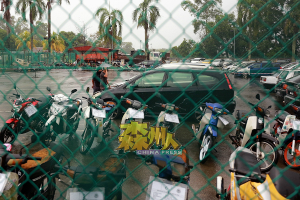 森州陆路交通局配合公开拍卖活动,进行拍卖品公共检视,民众进入交通工具充公仓库检视将被拍卖的车辆。