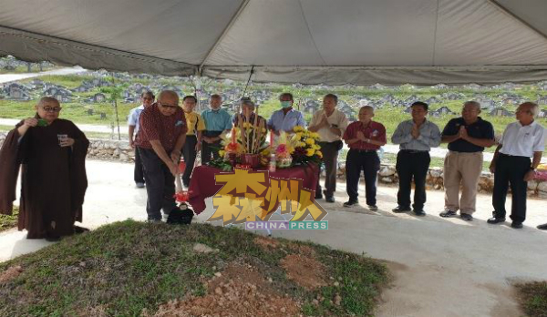 芙蓉华济公会最近邀请释励坚法师到申达央华人义山新墓地主持洒净仪式。