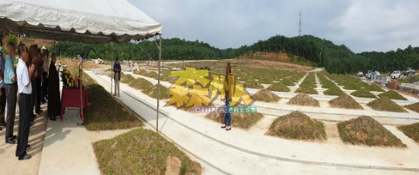 申达央华人义山新墓地,以整齐有序的排屋式风格建设,共有151个单位,全是双穴墓位,每个单位面积11尺乘14尺。