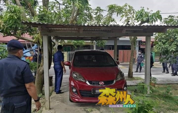 在屋外公共草地搭建的“私人泊车亭”,一旦被指阻碍交通或变成骨痛热症热点时,将会被强行拆除。