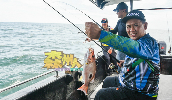 阿米努丁展示其在波德申海域垂钓所得到的渔获。