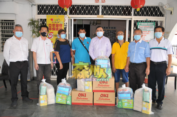 一群社会热心人士,通过陆兆福(右4)的协助下,将日用品及午餐供应给4间老人院单位,左起为叶耀荣、谢琪清、庄丽珍、王国安、林春华、周世扬及谢浩元。