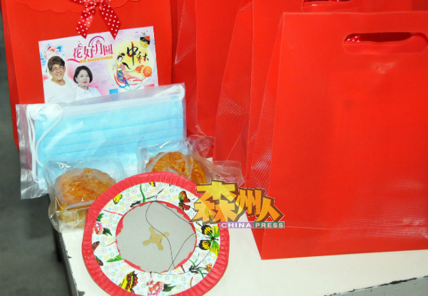 玛丽约瑟芬在新冠肺炎疫情爆发后迎来首个中秋节,除了赠送传统月饼灯笼,今年还附赠防疫口罩,迎合疫情赠礼的新趋势。