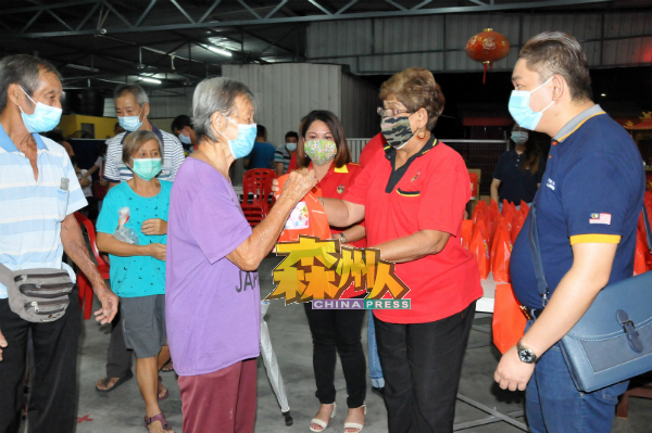 抗疫尚未成功,所有人不能放松防疫,出席村民被要求戴口罩赴会,右起为杨智强、玛丽约瑟芬及薇妮苏丽。