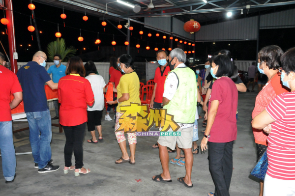 所有领取中秋礼袋的村民,被要求遵守防疫标准作业程序。