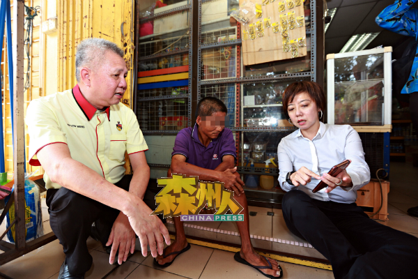 陈丽群（右）走入社区寻找轻微精神病流浪汉，设立收容所收容轻微精神病患，让他们接受治疗后重回社会，左为万茂区州议员叶耀荣。（档案照）