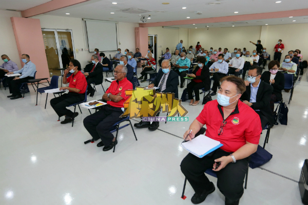 森美兰华人接生会主办2020年第86届常年会员大会,出席者遵守标准作业程序,除了戴着口罩出席,座位之间也有一公尺安全社交距离。