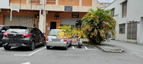 泊车位严重短缺,汽车与摩哆抢位。