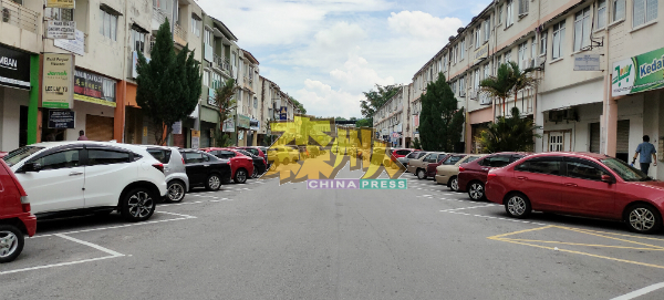 奥克兰商业区高峰时段,所有泊车位密密麻麻占满汽车。