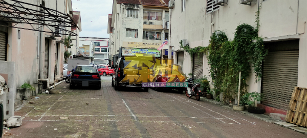 市政局第2阶段计划,考虑把商店后巷及空地列入转为泊车位的方案中。