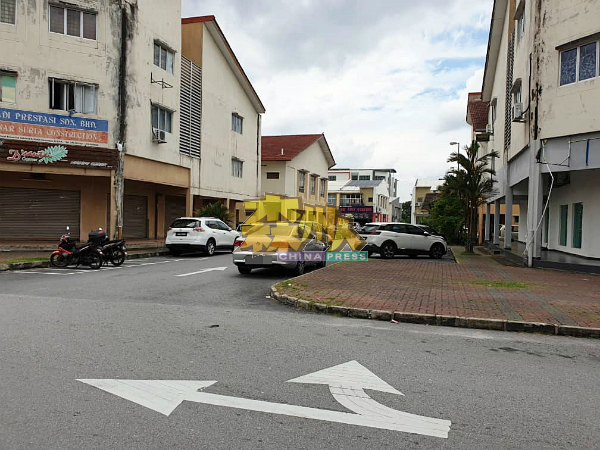 绕圈绕到头晕,不理了,直接停在路边算好!