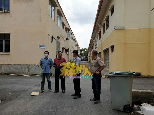 陈继善(右)向庄雪和(右2起)、凯鲁和李汉强建议在商店后巷划设泊车位。