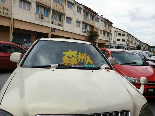 每天中“三万”对奥克兰商业区的商家,已是十分平常的事,有的汽车连放几天,挡风玻璃夹满“三万”。