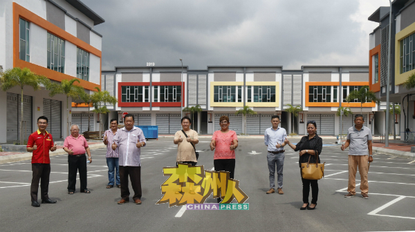 森美兰夜市小贩小商公会与拉杭区州议员一拍即合，拉杭区不久将来也会拥有属选区的夜市场，前排右起是薇妮苏丽、玛丽约瑟芬、李中永和华志縯。