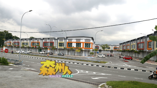 位于芙蓉新华小学斜对面的新商业区，将充作新梅岭周日夜市的场地。