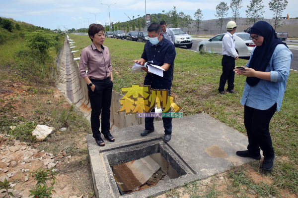 陈丽群（左）与杨运达亲自到Persiaran Rimbun的Rimbun Ara花园住宅区前的防洪沟巡视，右为茜拉。