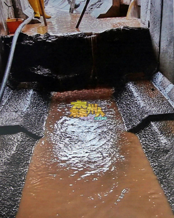 有人私自在防洪沟下以废弃建材筑堤积存山水，导致下大雨时水流不通，溢出及淹浸路面。