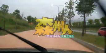 一名驾驶人士把行车记录仪在两天前在Persiaran Rimbun主要公路，拍摄到两条车道被洪水淹浸的画面，传给陈丽群及作出投诉。